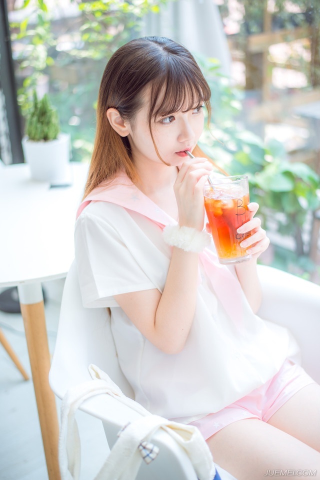 “嗯，这个我记得，叔至还曾问过是否趁机攻入柴桑。”诸葛亮闻言点点头道，言语中也有些无奈，如果换个时机或者局势，那的确是打入江东的一个好机会，至少占据了江夏和柴桑这两处地方，等于是把江东的门户握在手里，江东水军是厉害，但他们完全可以避开水军的弱点，由柴桑走陆路打进江东，可惜眼下的局势不允许，除非有十足的把握能在短时间内把江东给收拾了，否则，只会让双方本就已经降到冰点的关系彻底破裂，再也没有转圜的余地。